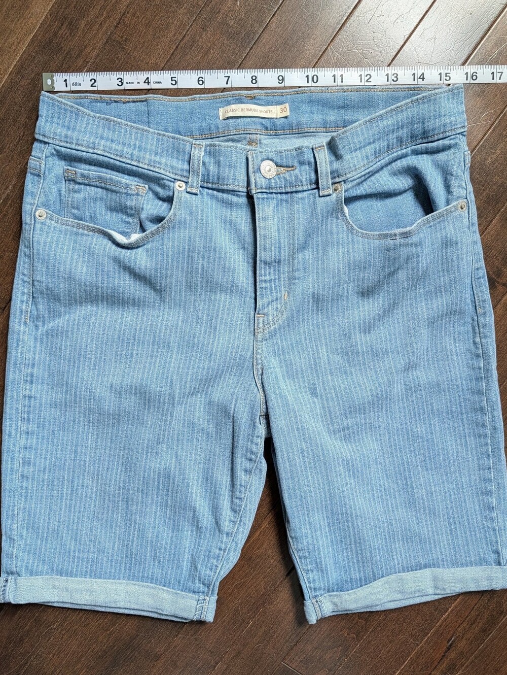 Levi’s Classic Women's Bermuda Shorts Sz 30 Light Wash Striped Denim Mid-rise